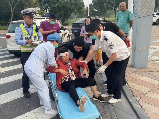 名城苏州：阿姨车祸受伤倒地后，两名90后挺身而出4.jpg