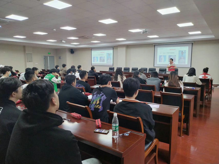 急救新人｜我院走进高博软件技术学院开展初级救护培训.jpeg