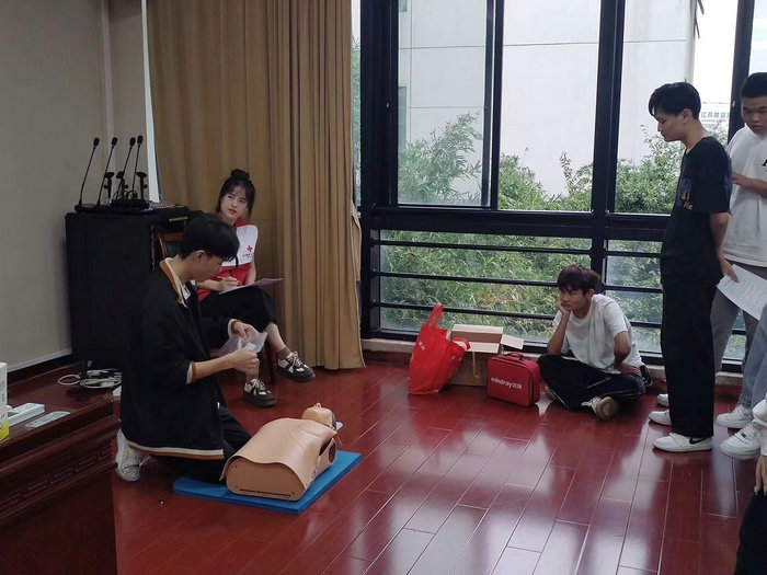 急救新人｜我院走进高博软件技术学院开展初级救护培训2.jpeg