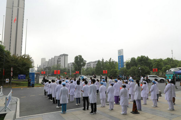 庆祖国73华诞 我院举行国庆升旗仪式3.JPG