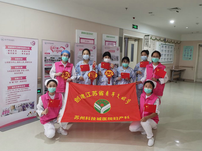 喜迎国庆，妇产科举办红旗灯笼DIY课堂2.JPG