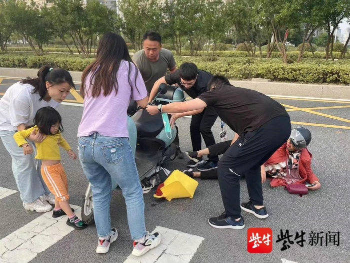 扬子晚报（紫牛新闻）：路遇市民车祸受伤，两位“90后”挺身而出及时救助.jpg