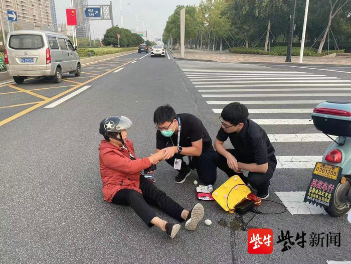 扬子晚报（紫牛新闻）：路遇市民车祸受伤，两位“90后”挺身而出及时救助2.jpg