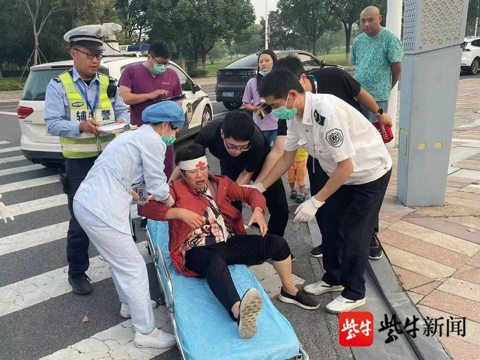 扬子晚报（紫牛新闻）：路遇市民车祸受伤，两位“90后”挺身而出及时救助3.jpg