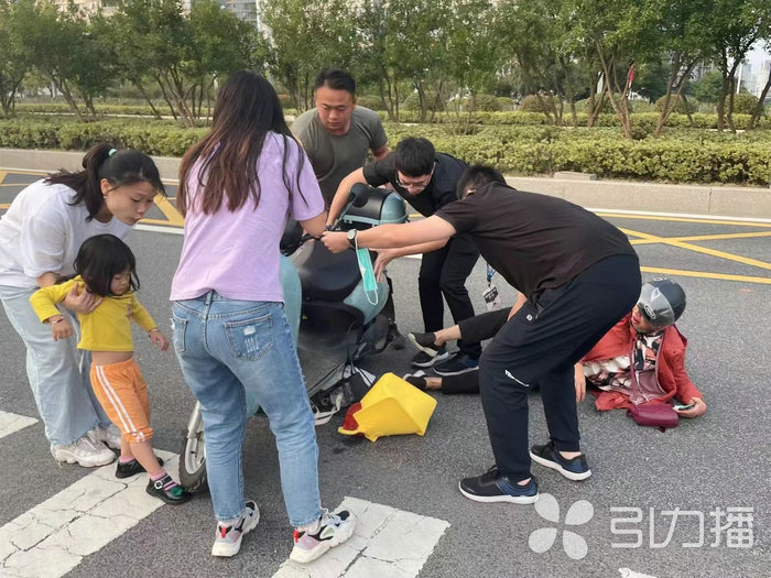 苏报集团（引力播）：阿姨遇车祸受伤倒地 苏州2名红十字人挺身而出2.jpg