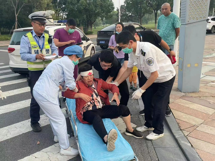 新华日报（交汇点）：一市民车祸受伤，苏州2名“90后”挺身而出_0001.jpg
