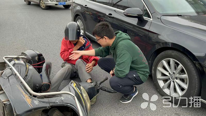苏报集团（引力播）：为孩子树红十字榜样 苏州药师一周二次伸援手2.jpg