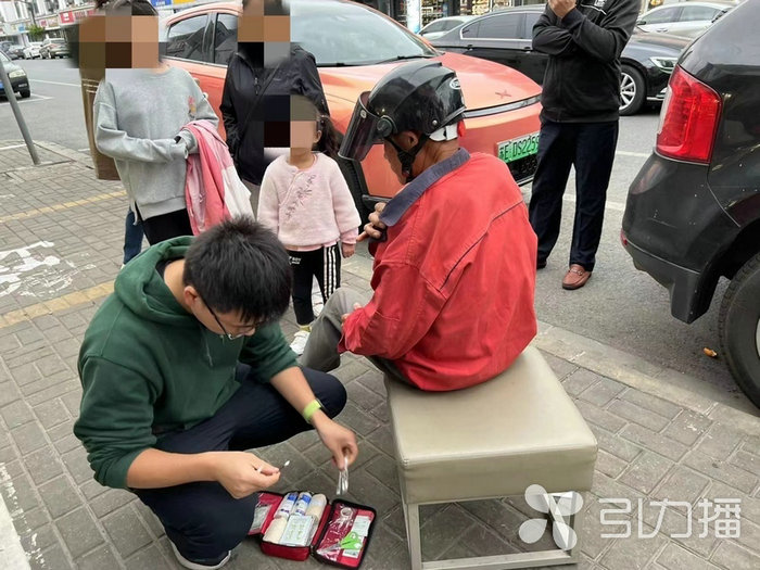 苏报集团（引力播）：为孩子树红十字榜样 苏州药师一周二次伸援手3.jpg