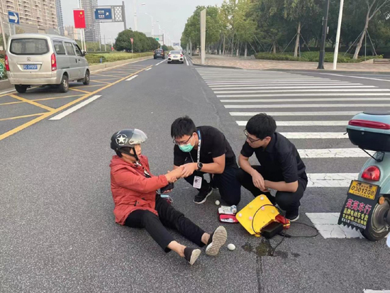 新苏网：一阿姨车祸受伤，2名90后挺身而出_0001.jpg