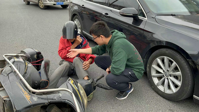 我院红十字人一周内二次道路施救2.jpg