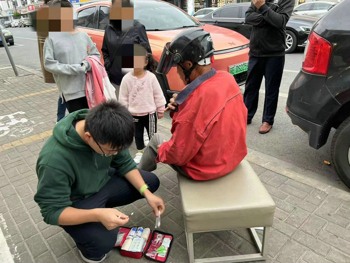 我院红十字人一周内二次道路施救3.jpg