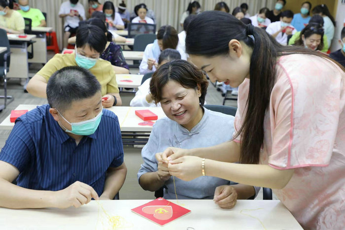喜迎二十大｜我院举办苏绣党徽宣传教育活动5.jpg