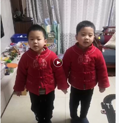 双胞胎喊话抗疫一线的父母：我们想你们了，加油.png