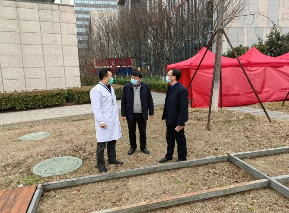 “安全高于一切”高新区防疫物资现场调度组领导指导防疫物资安全处置.jpg