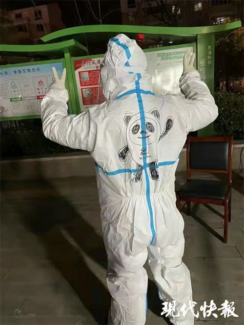 现代快报（ZAKER）：一起战“疫”！苏州核酸采样队里来了支“冰墩墩战队”.jpg
