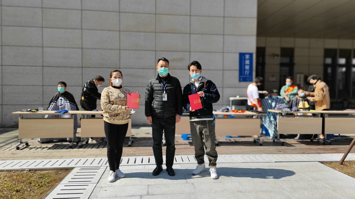 让医护人员“轻装上阵” 我院开展爱心义剪活动.jpg