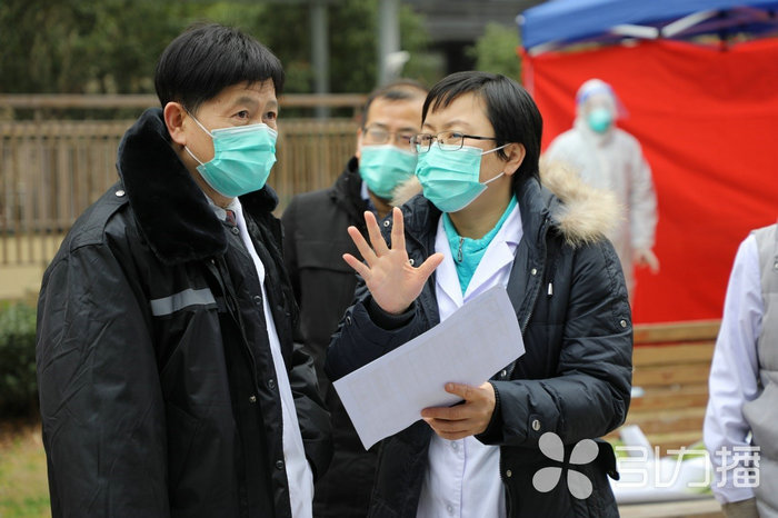 苏报集团（引力播）：苏州科技城医院李惠芬：每天接打1000多个电话 助力区域核酸检测.jpg