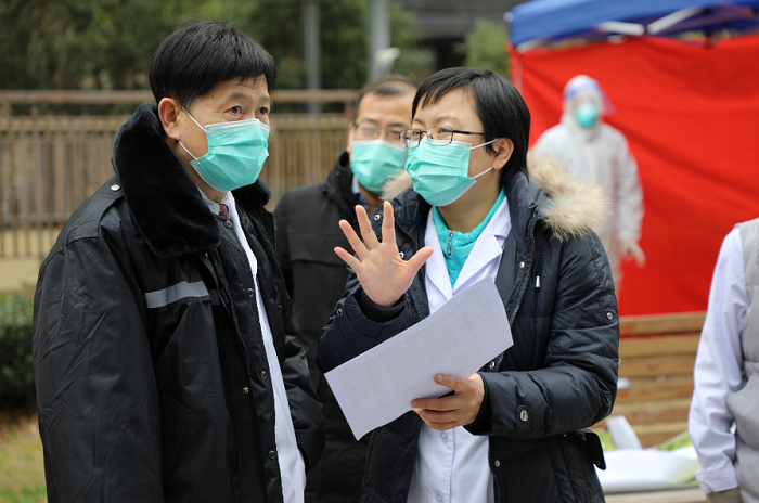 学习强国：今天我出镜丨李惠芬：“疫”线作战场 白衣战袍披3.png