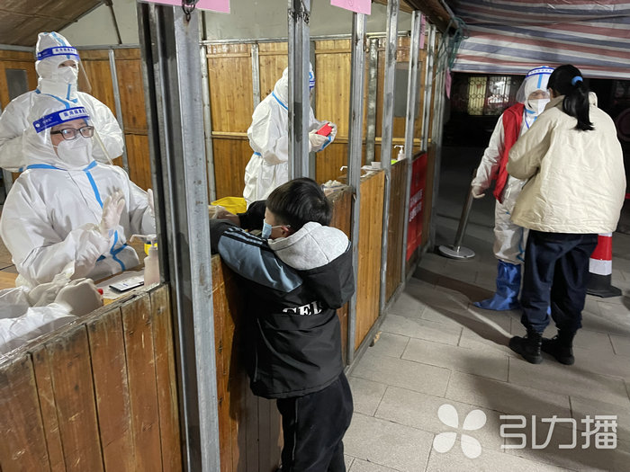 苏报集团（引力播）：采样人员收到爱心奶茶 暖胃又暖心.jpg