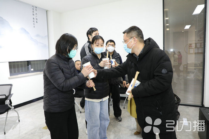 苏报集团（引力播）：采样人员收到爱心奶茶 暖胃又暖心2.jpg