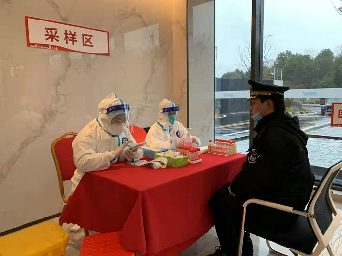 抗疫是第一位 我院护士推迟婚礼奋战抗疫一线.jpg