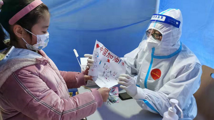 红领巾“艺”起抗疫 致敬白衣天使.jpg