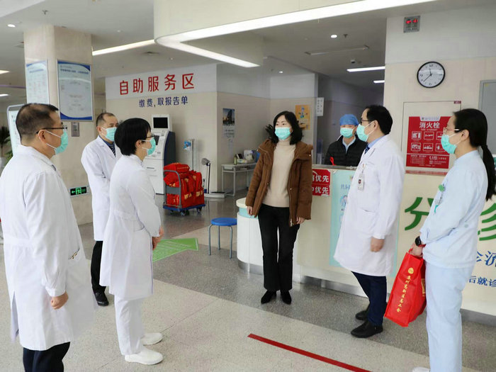 区社会事业局局长范晓晔来院慰问春节在岗医务人员.jpg