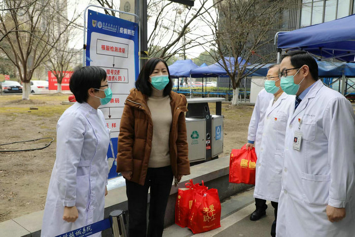 区社会事业局局长范晓晔来院慰问春节在岗医务人员_0002.jpg