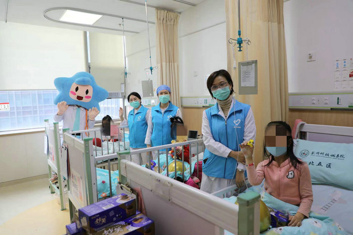童新 为住院患儿送上新年礼，让健康传递爱.jpg