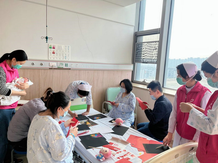 关爱新生 我院妇产科开展“剪纸刮画迎财神”主题DIY活动.jpg