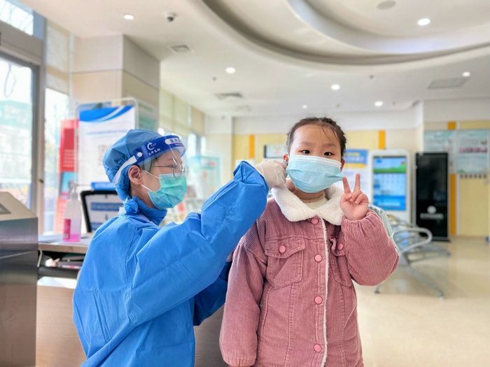 守护疫情防控“前哨”——记儿科发热门诊预检分诊护士们2.jpg 守护疫情防控“前哨”——记儿科发热门诊预检分诊护士们2.jpg