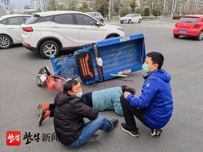扬子晚报（紫牛新闻）：核酸采样结束回家路上，苏州“95后”护士出手救人.jpg