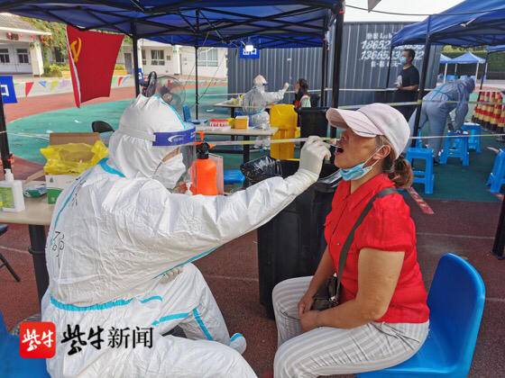扬子晚报（紫牛新闻）：核酸采样结束回家路上，苏州“95后”护士出手救人2.jpg