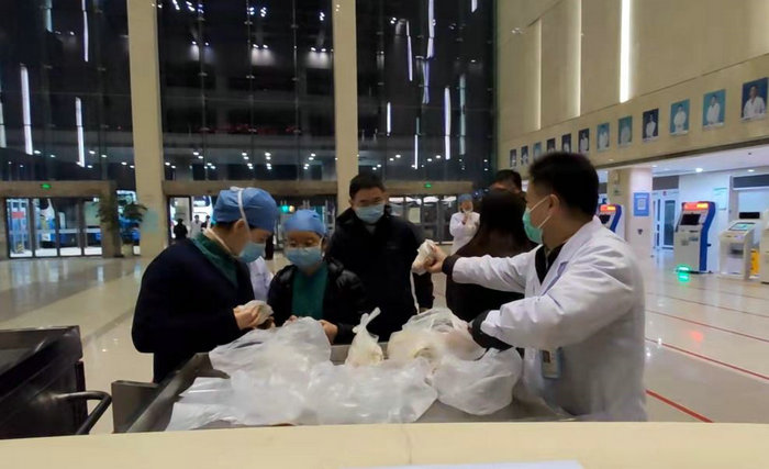 暖胃更暖心，高新区团委、青商会为疫线人员提供爱心早餐3.JPG