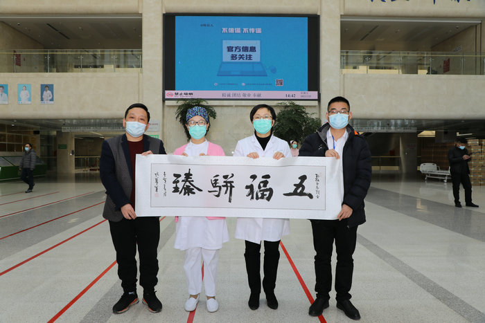 一家三口齐抗疫 市民写诗赠医护.jpg 一家三口齐抗疫 市民写诗赠医护.jpg