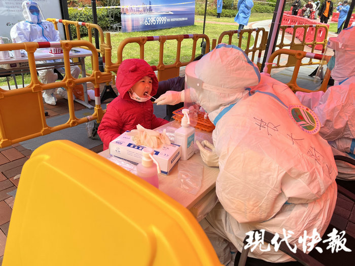 现代快报（ZAKER）：90后医护夫妻驰援家乡，做核酸被孩子一眼认出.jpg