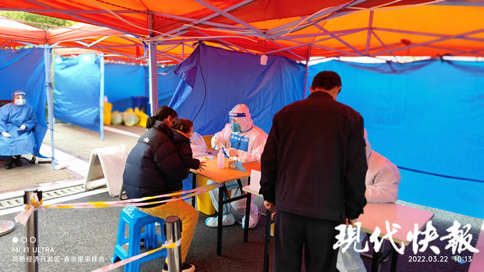 现代快报（ZAKER）：90后医护夫妻驰援家乡，做核酸被孩子一眼认出2.jpg