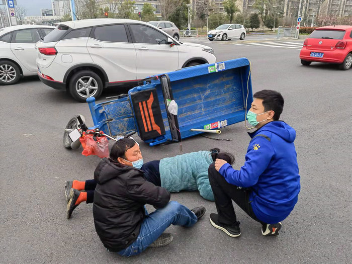 中国医院人文建设：三地战疫男护 在采样结束回家路上出手救援_0002.jpeg