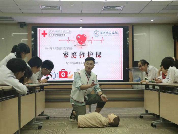 中国医院人文建设：三地战疫男护 在采样结束回家路上出手救援_0001.jpeg