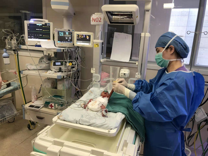 为千克宝宝开启生命通道，新生儿科收治一例超低出生体重儿.jpg