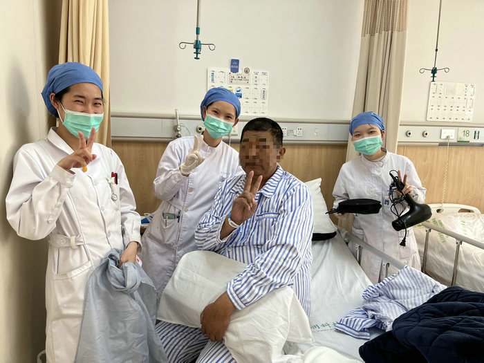 护士变身“理发师” 暖心举措感动患者.jpg