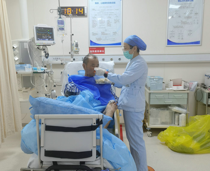 情暖人心——“三无”老人突发疾病 医护充当临时家属.jpg 情暖人心——“三无”老人突发疾病 医护充当临时家属.jpg