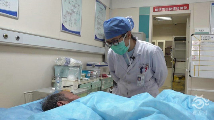 看苏州：苏州急诊室里，81岁孤寡老人和他的“临时儿女”4.jpg