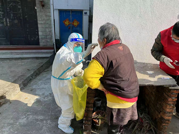 98年小伙核核酸采样路上施救 将“转战”隔离点2月_0001.jpg