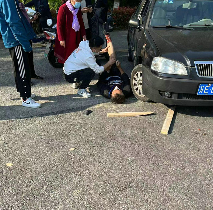 98年小伙核核酸采样路上施救 将“转战”隔离点2月_0002.jpg