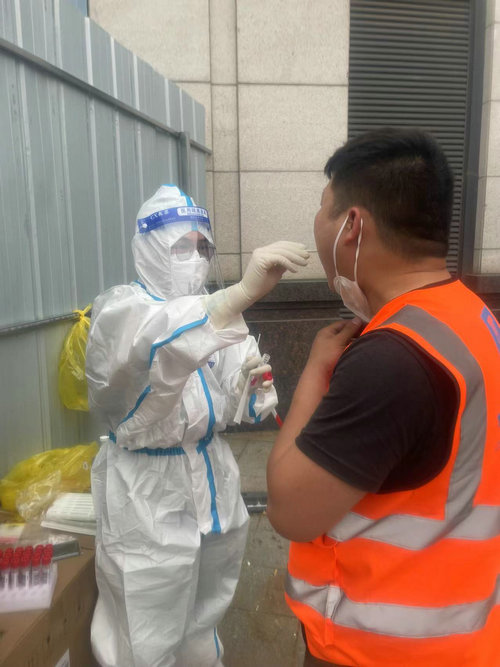 98年小伙核核酸采样路上施救 将“转战”隔离点2月.jpg