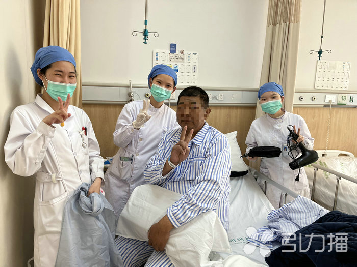 苏报集团（引力播）：护士变身“Tony老师” 为封闭住院患者自学理发.jpg