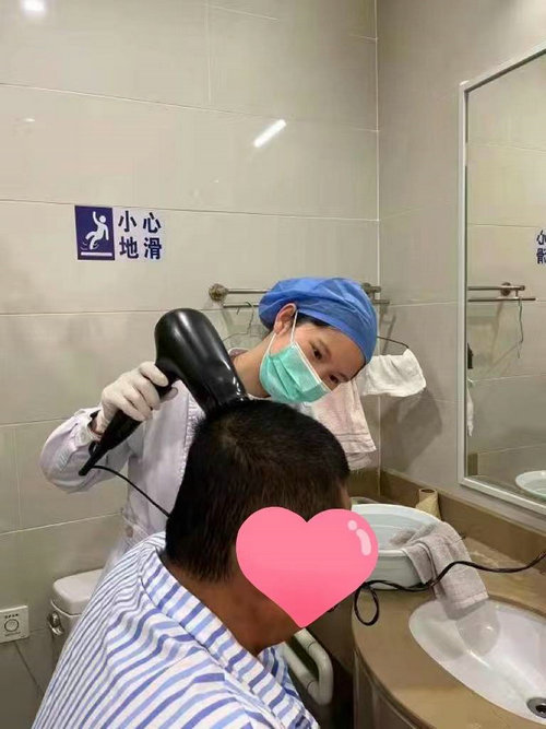 看苏州：苏州病房里的“跨界”理发师2.jpg