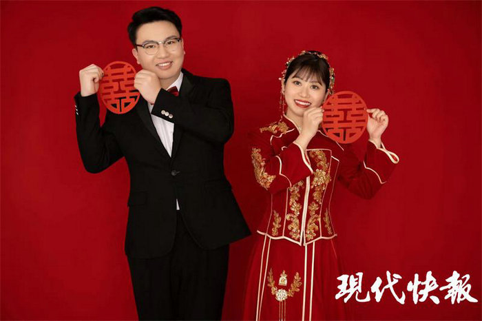 现代快报（ZAKER）：婚纱换大白，苏州护士采样后举行特别婚礼2.jpg