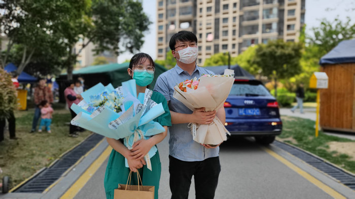 婚纱换大白 苏州护士采样后举行了特别婚礼_0001.jpg